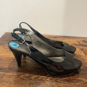 Bandolino black faux patent  leather peep toe sandal size 6.5